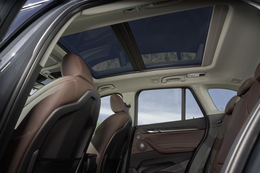 Интерьер BMW X1 xDrive25i xLine (F48) 2019 года  (WW) (фото 5 из 40)